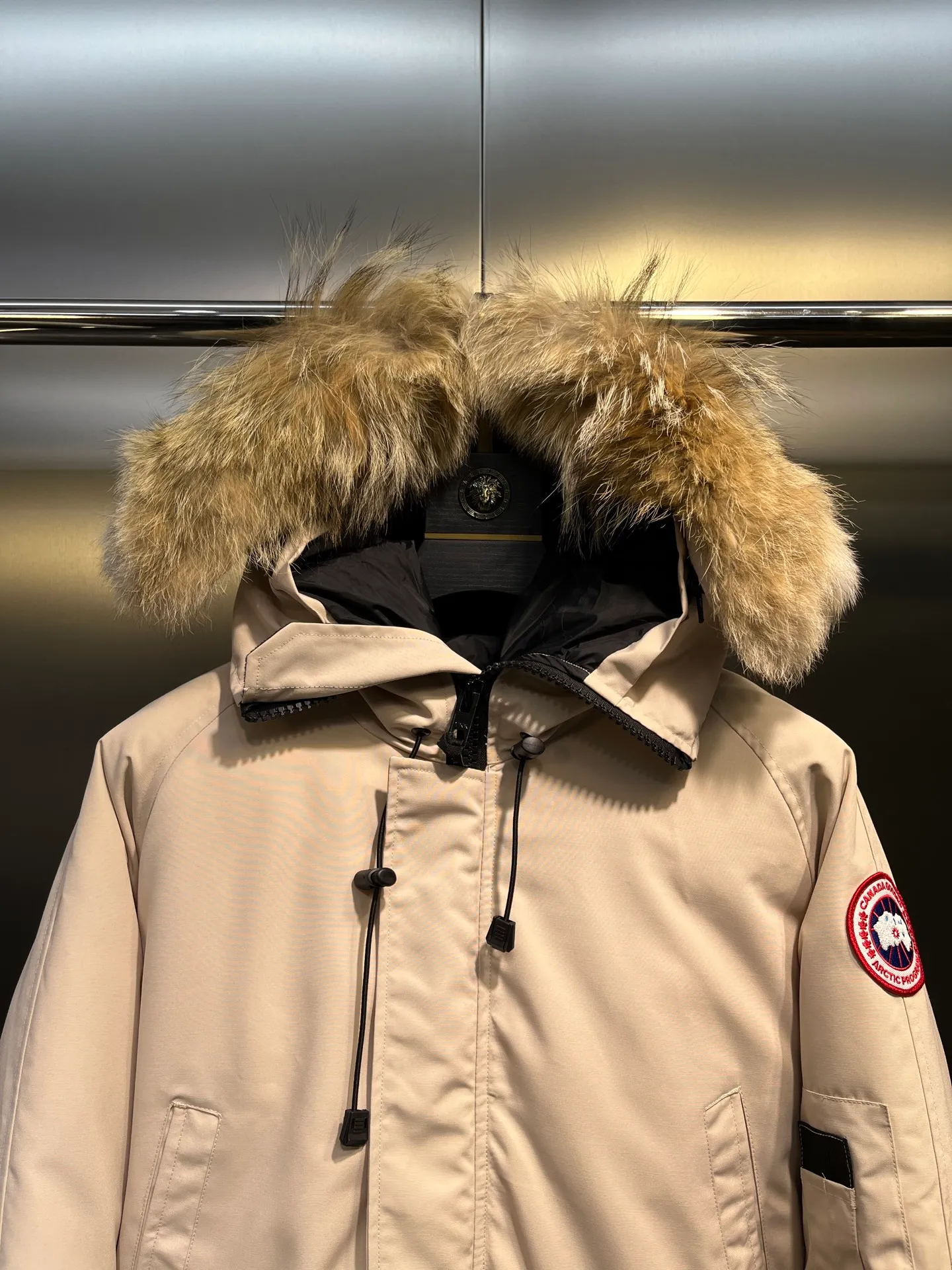 P720 high-end version (new version of Big Goose 01) Canada Goose Canada Goose #Chilliwack 7999M bomber jacket short down jacket/01 model #Men and Women Same Style# ➖ Genuine synchronous anti-counterfeiting chip sensor! ➖ Imported 21S polyester-cotton blended original fabric [last year’s 16S/18S hard fabrics have been completely eliminated, this year all use 21S genuine synchronous fabrics, the soft mid-strap feels delicate and textured], genuine synchronous Feather-Light 10D waterproof coating fabric, made of 84.5 polyester fiber and 15.5 cotton, 100% the best feel in the entire network! ➖ The genuine official website is synchronized with the national standard 80 white duck down, you can check the official website customer service, there will never be a series of misleading claims such as 90 down or goose down! ➖ Using the best nylon lining with double double-layer sealing design, velvet-proof No. 7 needle + grid-filled down ready-made garments, there is 100% no so-called velvet running! ➖ The cuffs are designed with thickened seamless threads, and the collar and pockets are lined with top-quality polar fleece to keep you warm and comfortable! ➖ Yoshida YKK provides original custom-made electroplated sliders. YKK two-way lockable zippers are tight and smooth and will not peel off paint! ➖ 3M composite guarantees that the Velcro is the same as the original, durable, and all accessories and hardware are custom-made! ➖ Imported BEHRINGER embroidery machine to customize the 10,000-needle embroidery logo, 98% of which can be reproduced to restore the original logo. You can check and compare on the official website! ➖ The fur collars are all made of large pieces of Western Canadian blue wolf hide, ensuring that each fur collar is 13-15cm wide!   Size:XS-XXL